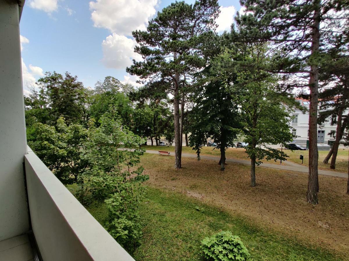 College Garden Hotel Bad Voeslau Exterior photo